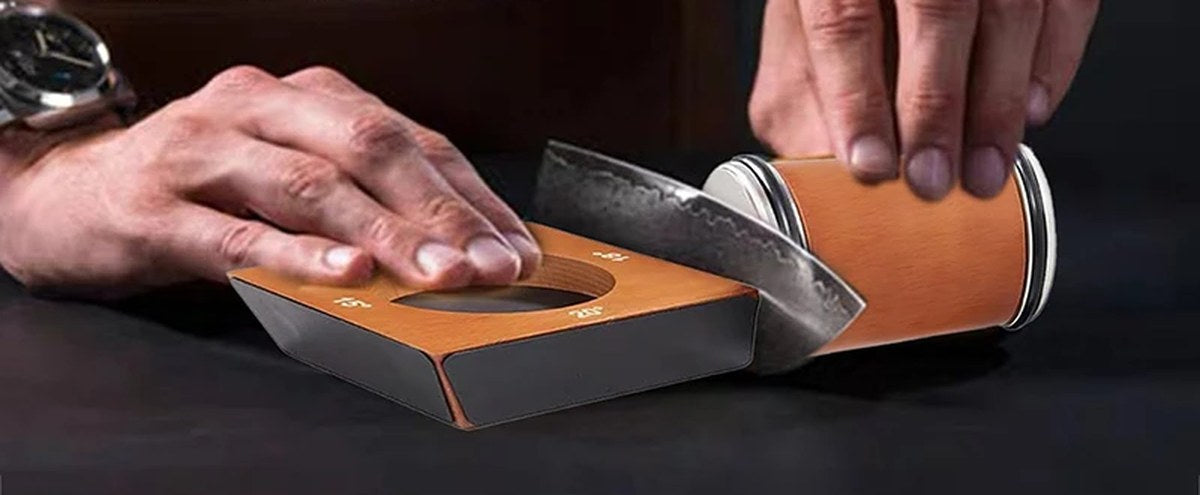 Een mes slijpen met de rollenslijper en de basis